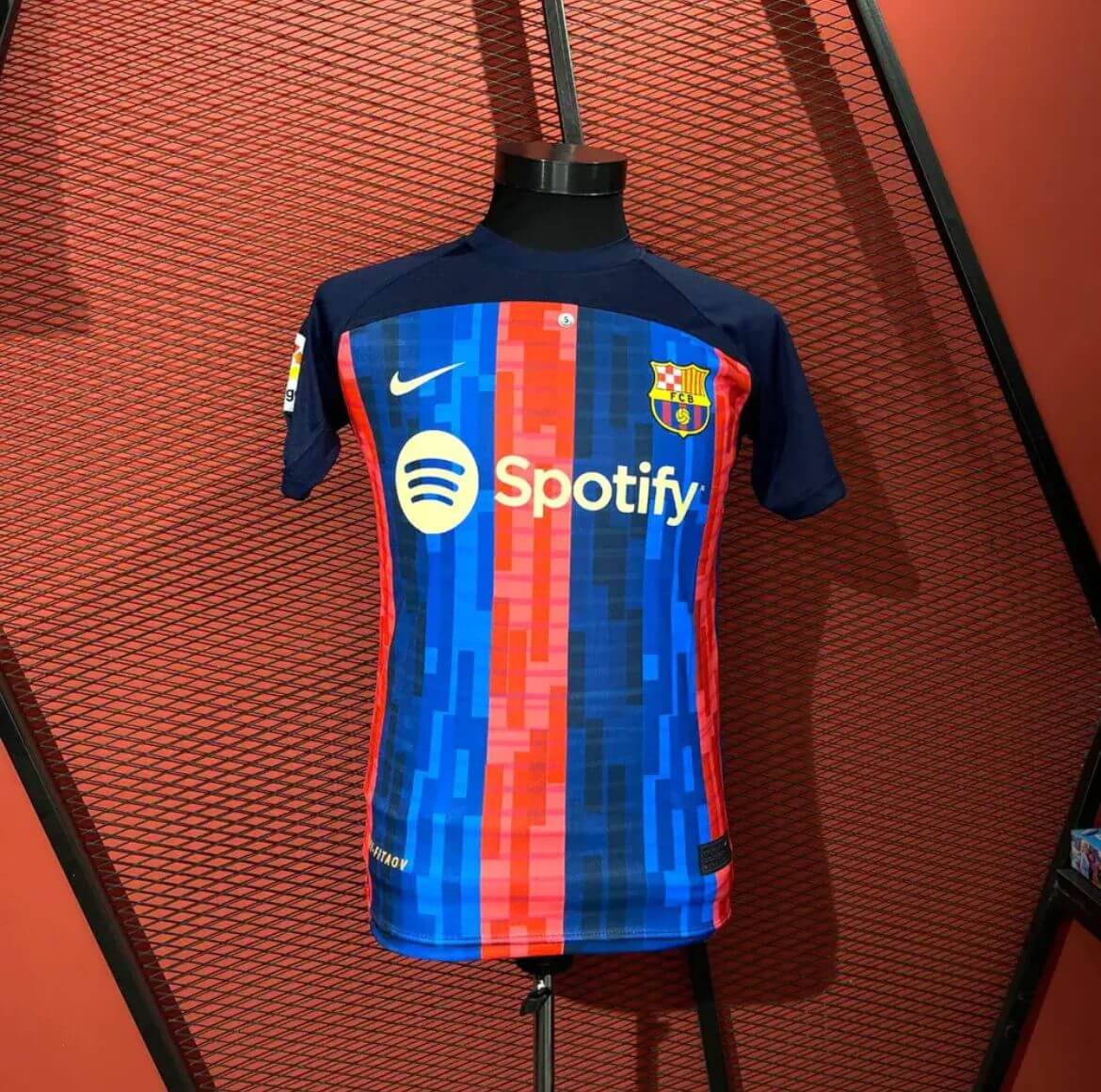 کیتی یاریزانی منداڵانی FC Barcelona – تی‌شێرتی سوور و شین لەگەڵ شۆرت (تەمەن 5 ساڵ)  🧾 SKU: