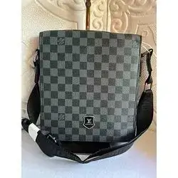 جانتای Louis Vuitton ڕەش و ڕەساسی B3